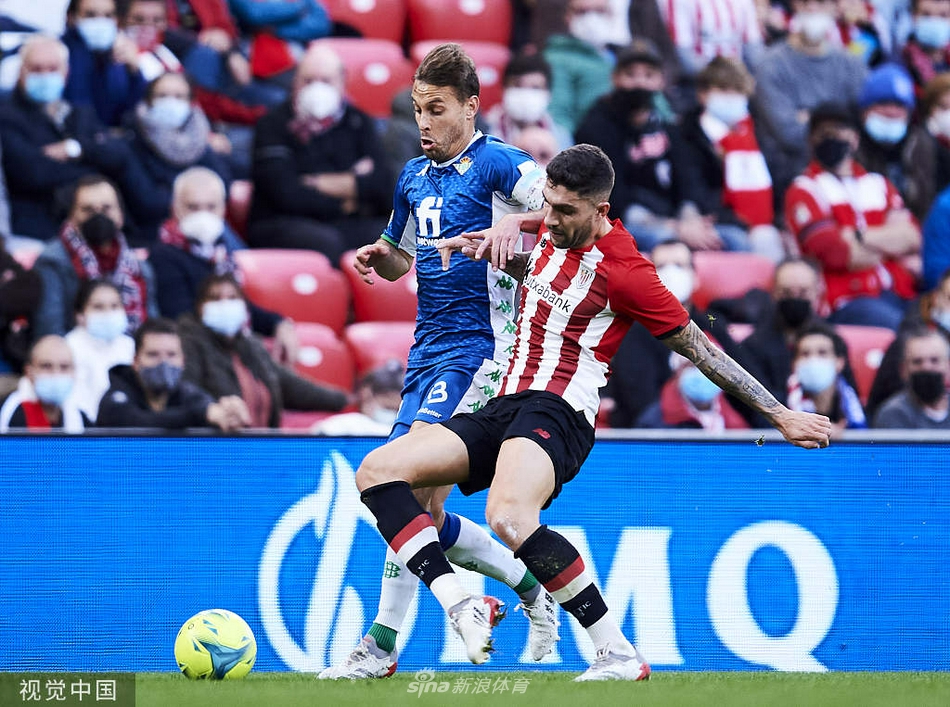 毕尔巴鄂竞技球员伊尼亚基·威廉斯进球后，张开双臂在绿茵场上激情奔跑庆祝。