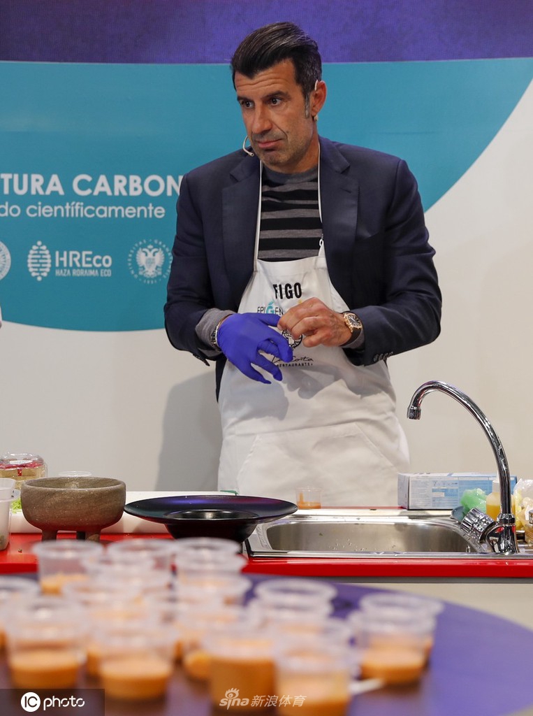 菲戈穿戴整齐的厨师服与高帽，向镜头展示烹饪成果，笑容自信而满足