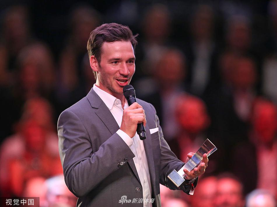 罗本与另一位嘉宾在颁奖典礼现场合影留念，两人面对镜头展露笑容，记录下这一难忘的荣耀时刻。