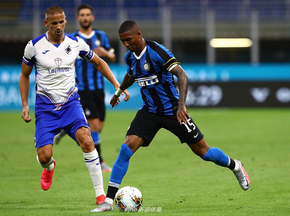 进球后的劳塔罗-马丁内斯激情四溢，他掀起球衣露出内衬上“父亲节快乐”的感人字样，在这个特殊的日子里，将绿茵场上的荣耀献给生命中最重要的男人。