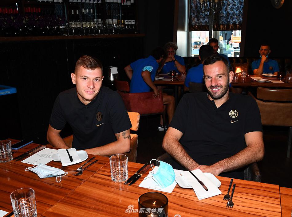 卢卡库与劳塔罗并肩而坐，锋线搭档在餐桌上依然交流默契，眼神充满斗志