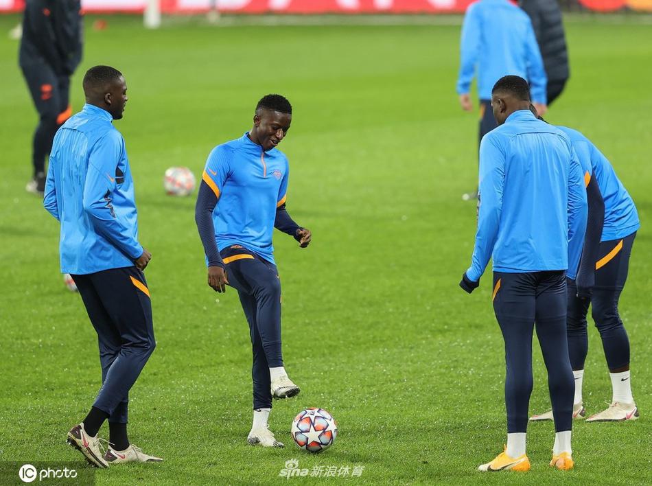 夕阳的余晖洒在训练场上，几名莱比锡红牛球员并肩而立，目光共同投向远方。他们的剪影坚定而有力，仿佛在无声地宣告，无论对手多么强大，他们都将并肩作战，战斗到底。