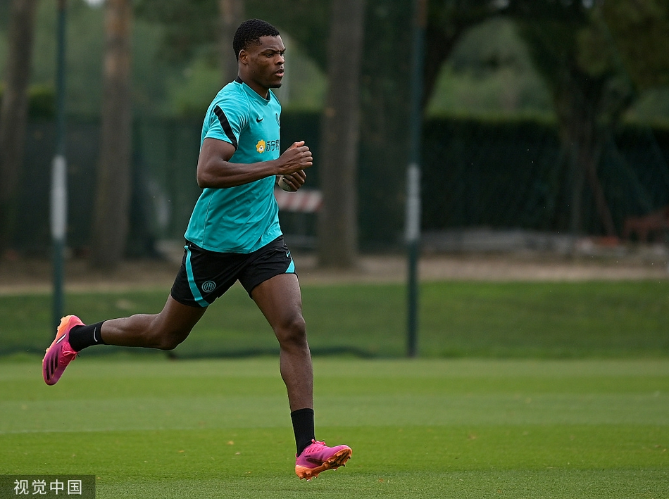 抢圈游戏中的巴斯托尼露出标志性的笑容，轻松氛围下隐藏的是后防新核即将扛起大旗的坚定信心。