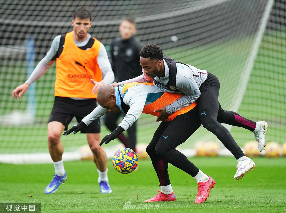 曼城训练场上，斯特林脚下生风，试图人球分过越过老将费尔南迪尼奥，后者神情专注，精准卡位，两人眼神交汇处仿佛擦出火花。