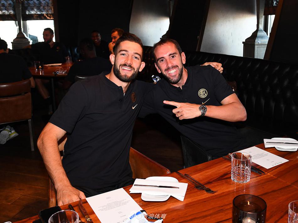 巴雷拉与巴斯托尼年轻双星在餐桌上神情各异，青春力量期待在欧联杯舞台证明自己