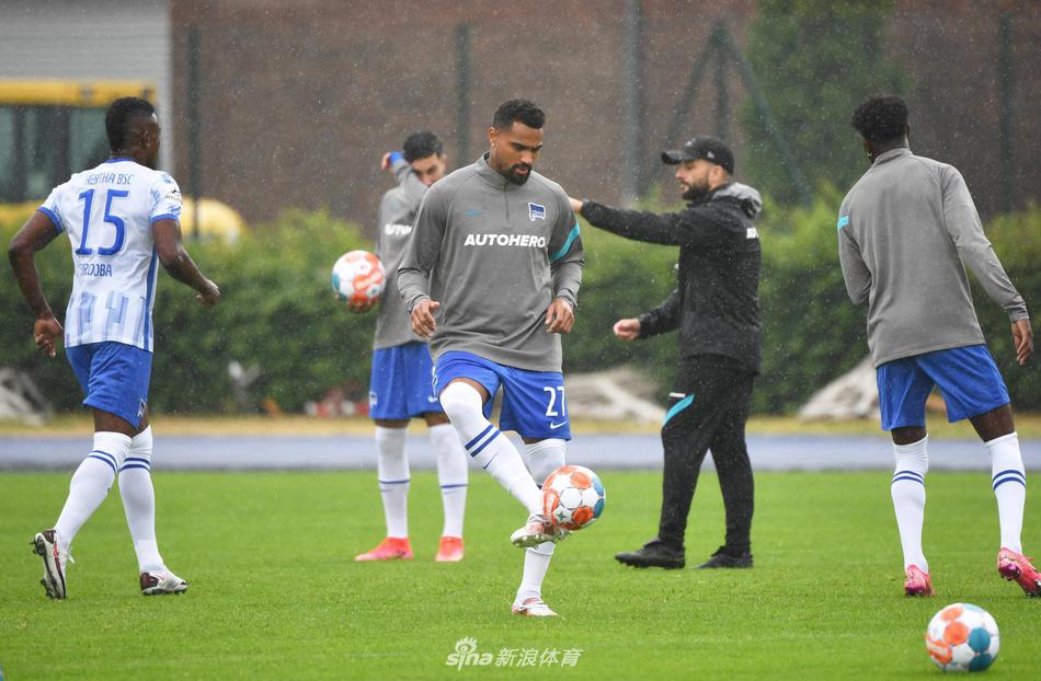 博阿滕在训练中以一种极具爆发力的姿态向前冲刺，他身后是柏林赫塔训练基地开阔的绿茵场。这一刻，时间仿佛倒流，让人看到了当年那个在德甲赛场上横冲直撞的天才少年，他用行动证明，油箱里还有足够的油。