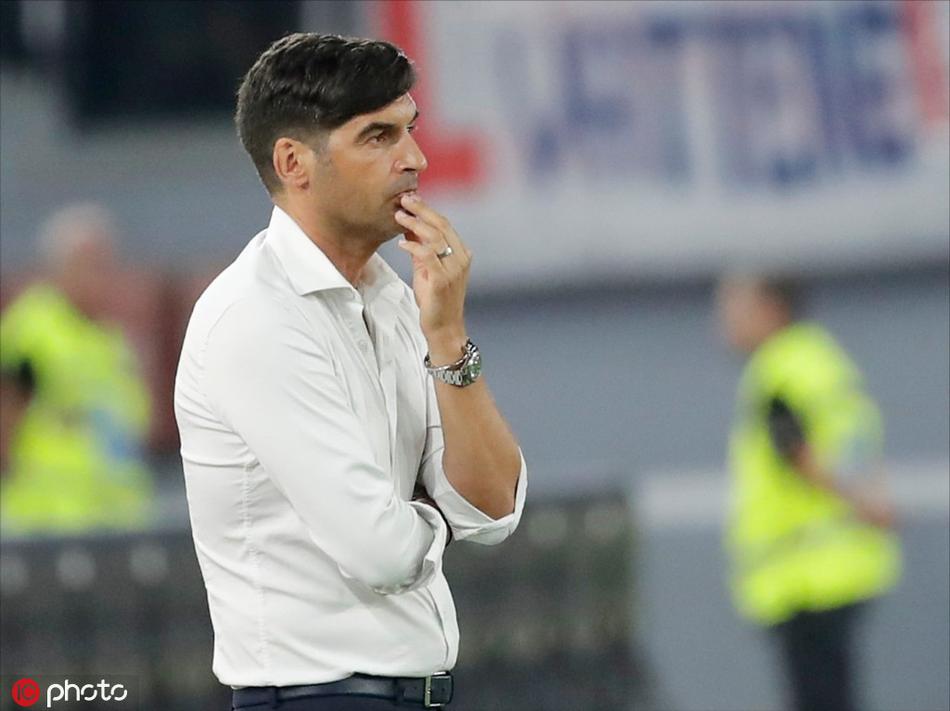 在球队错失良机后，丰塞卡遗憾地用手捂住面部，随即又迅速恢复镇定，转身向场内弟子们传递着鼓励的信号。