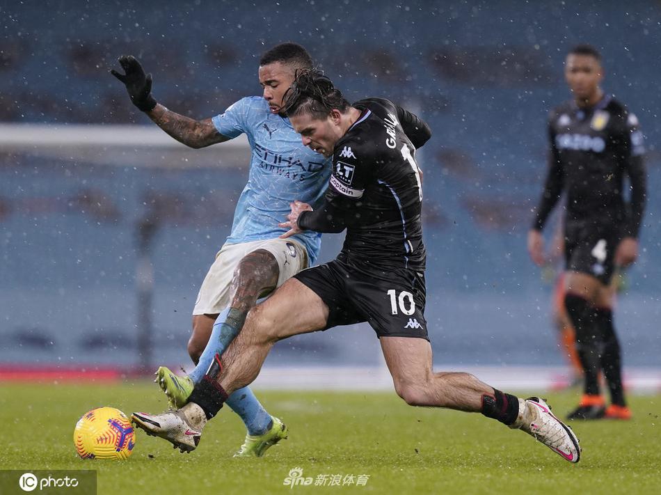 京多安主罚点球一蹴而就，伊蒂哈德球场夜空下他握拳怒吼，与队友分享锁定胜局的喜悦