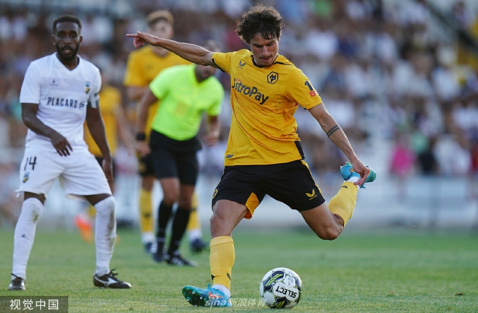 比赛结束后，法伦斯球员携手走向主场球迷看台，深深鞠躬致谢，看台上是一片由掌声和旗帜组成的欢腾海洋。