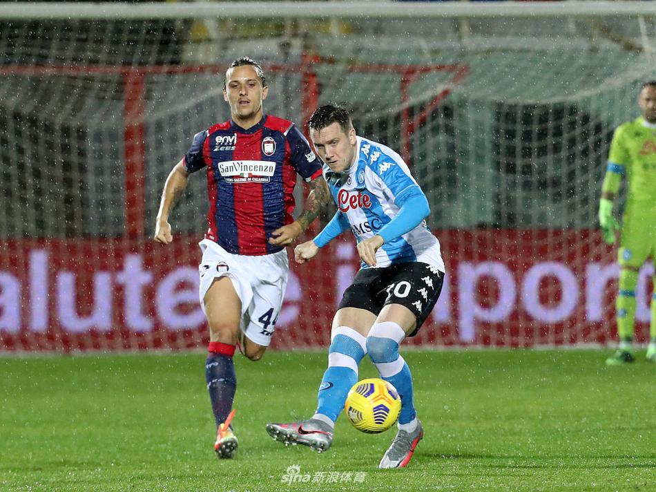 因西涅轰出世界波瞬间，皮球如出膛炮弹直挂死角，对方门将望球兴叹