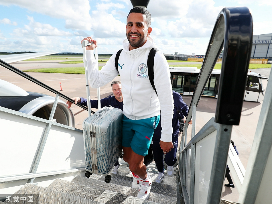 机舱内，德布劳内戴着耳机凝视窗外，似乎在脑海中一遍遍演练着传球路线；一旁的队友则轻松交谈，试图缓解大战前紧绷的神经。