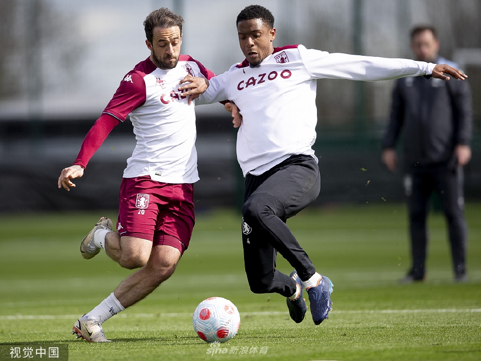 训练基地全景，绿草如茵的球场与现代化的设施相映成趣，构成俱乐部日常奋斗的背景舞台。