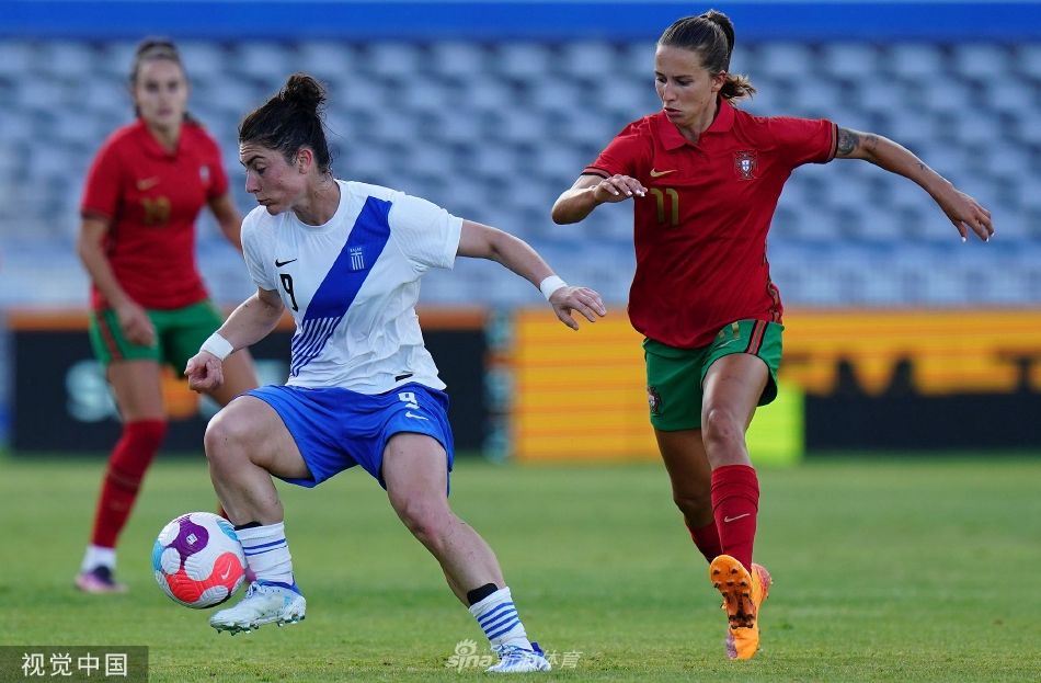 葡萄牙队球员基卡·纳扎雷特进球后张开双臂奔跑庆祝，脸上洋溢着喜悦与释放，背景是欢呼的队友。