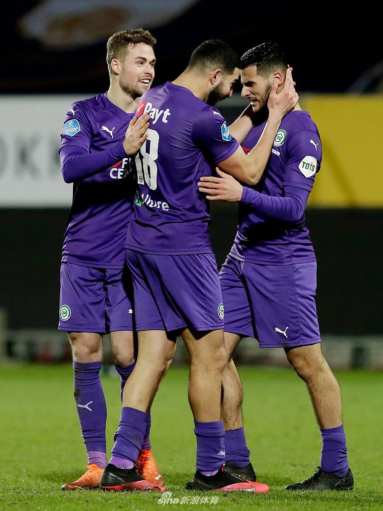 日本后卫板仓滉打入关键扳平球后，被兴奋的队友们团团围住，他的振臂高呼点燃了格罗宁根全队逆转的熊熊烈火。