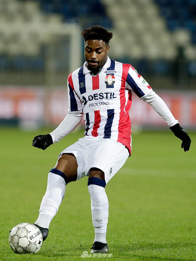 格罗宁根前锋汉库里握紧双拳仰天长啸，身后是被他绝杀后神情落寞的威廉二世球员，一喜一悲之间定格了足球世界最极致的戏剧性。