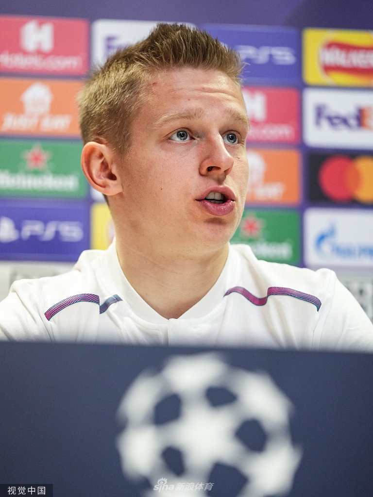 一位曼城工作人员正在仔细摆放训练标志盘，他神情专注，将每一个细节都做到极致，这默默无闻的付出正是曼城幕后团队专业精神的缩影。