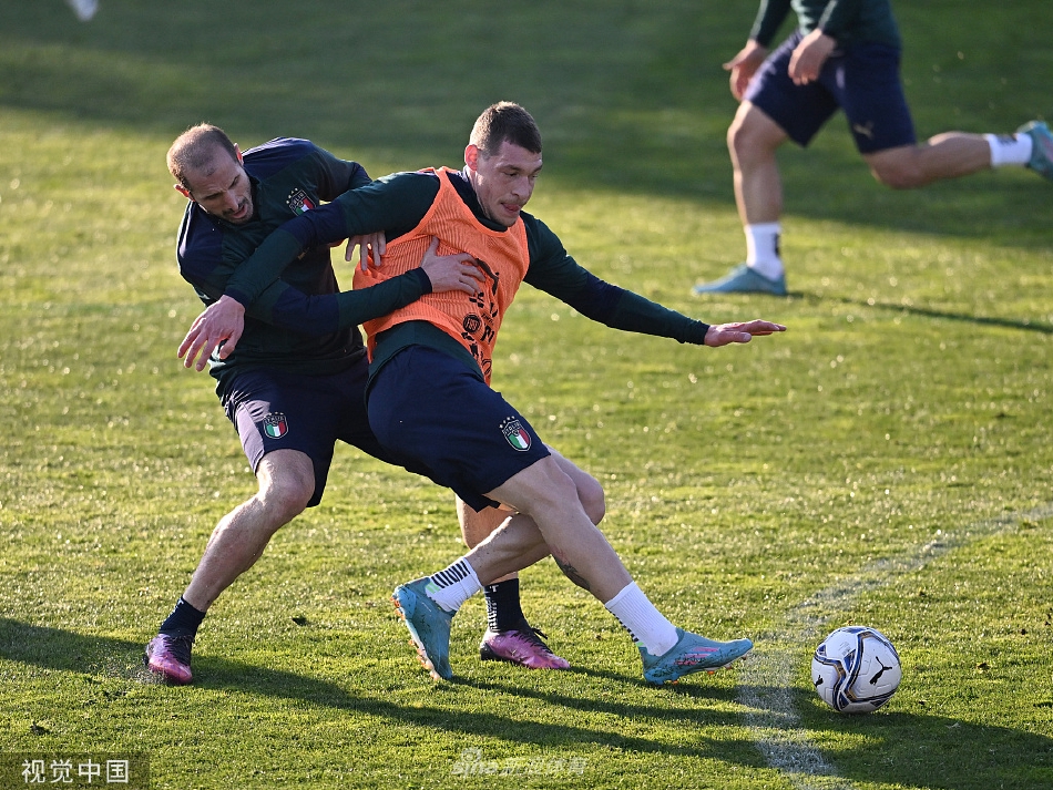 前锋因莫比利在练习射门后露出坚定的微笑，汗水在阳光下闪烁，那笑容中既有对训练成果的满意，更蕴含着对攻破对手球门的强大自信。