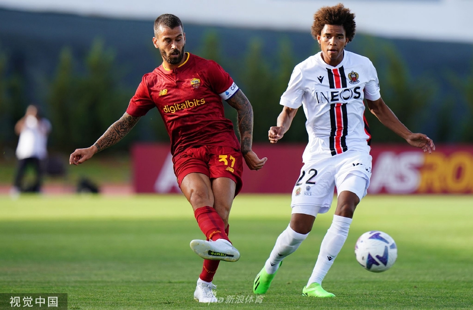 罗马球员庆祝扳平比分，替补席一片欢腾，而尼斯门将布尔卡则在门线前无奈地望着皮球