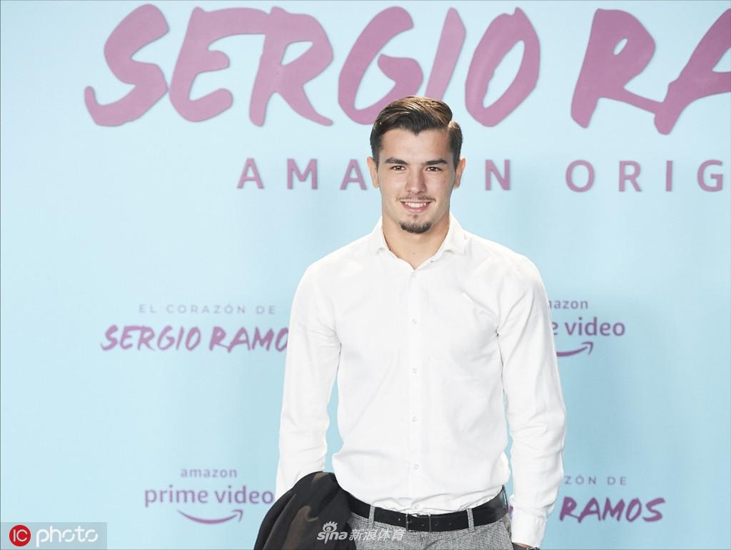 从另一个角度看去，莫德里奇与妻子正缓步走入首映会场，红毯两侧的灯光勾勒出他们优雅的轮廓。莫德里奇轻轻揽着妻子的腰，动作自然呵护，展现出一位成熟男人的温柔与担当。