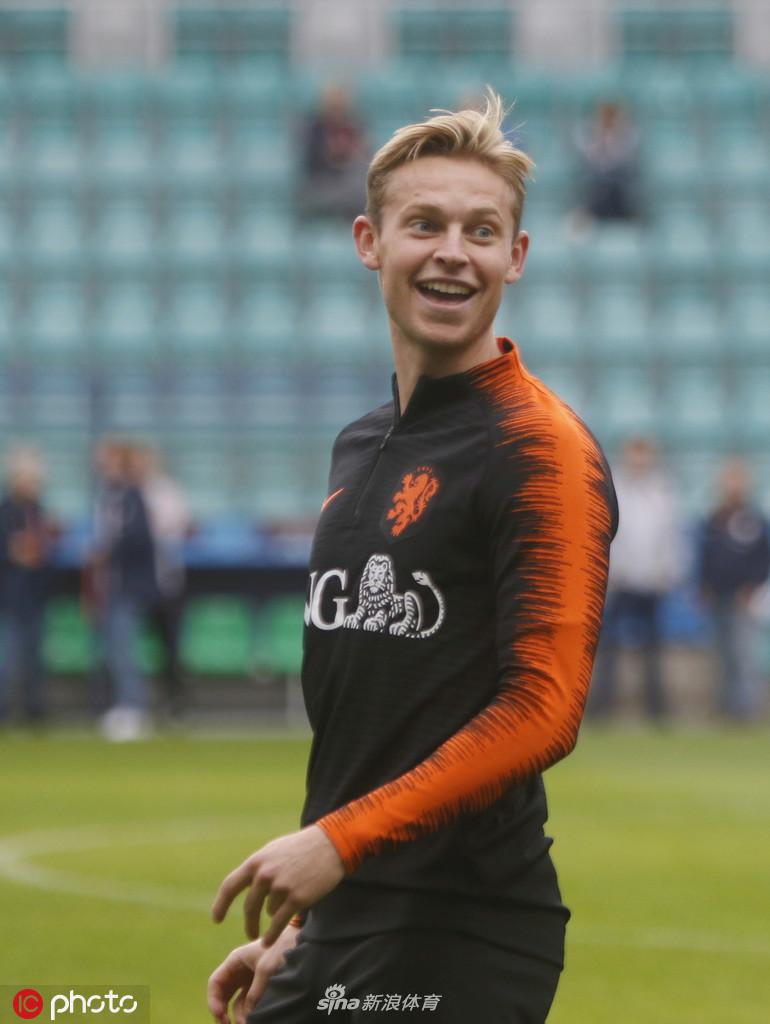 训练课结束，全体队员和教练组围成一个圈，互相搭着肩膀，高喊着口号鼓劲，展现了强大的团队凝聚力和必胜的决心。