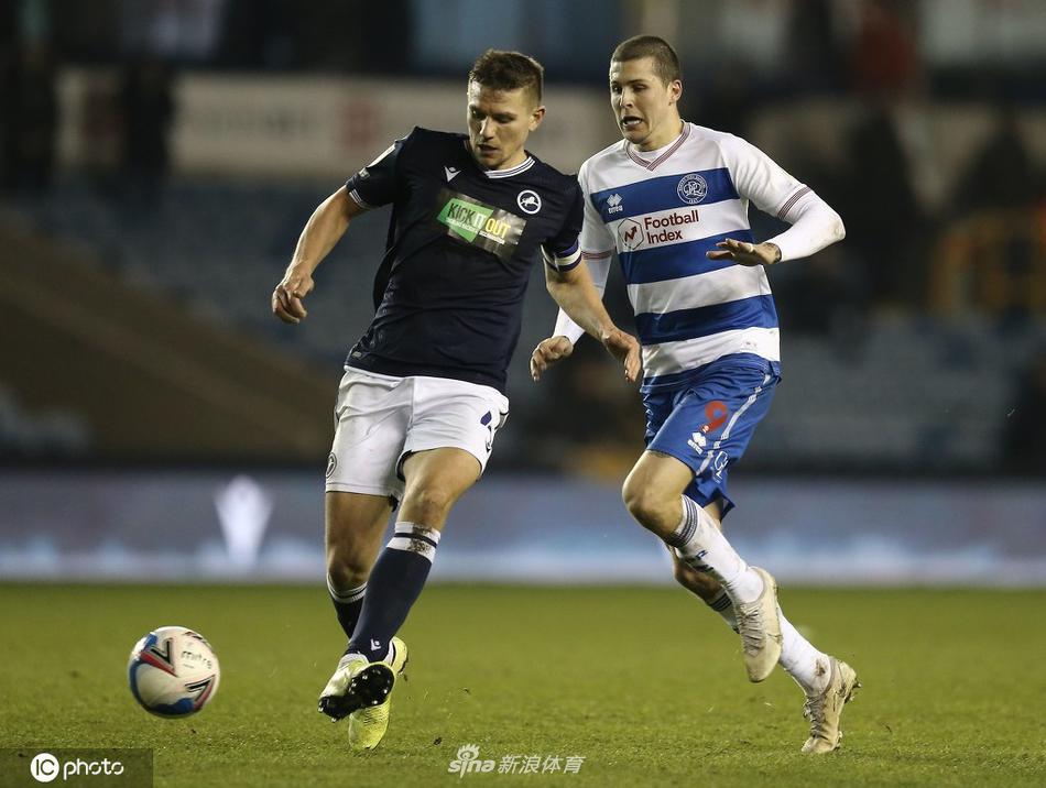 进球后的博德瓦尔松被兴奋的队友团团围住，他们的蓝色球衣在灯光下聚成一团火焰，庆祝这个来之不易的扳平进球，这是团队足球的最好写照。