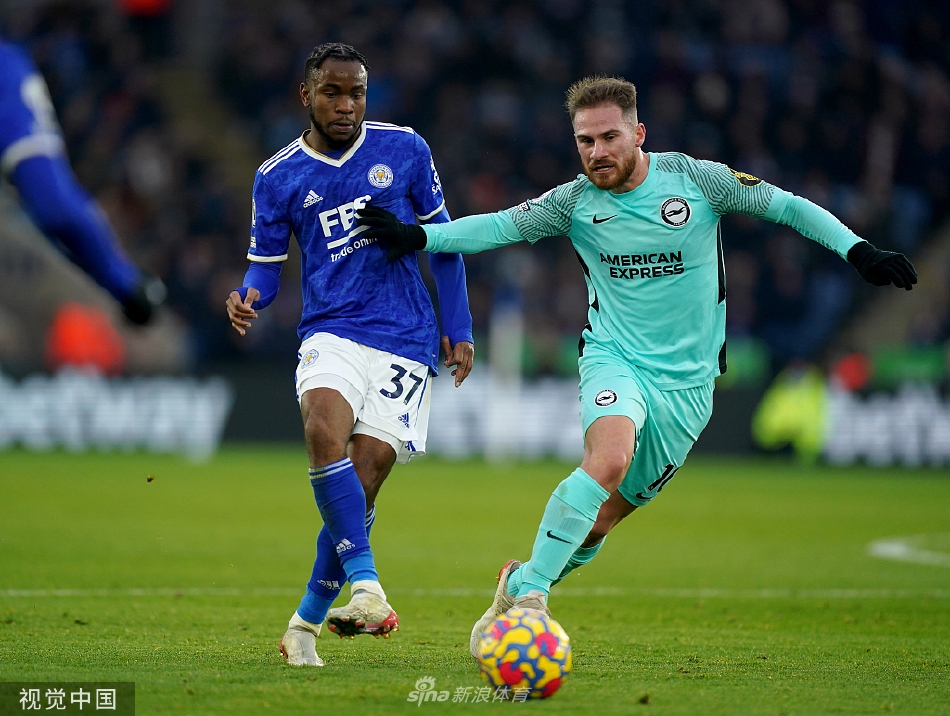 莱斯特城球员在比赛开场后不久发动快速进攻，布莱顿门将罗伯特·桑切斯奋力做出关键扑救，力保球门不失。