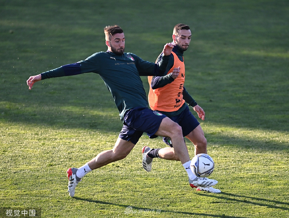 若日尼奥与维拉蒂在中场进行小范围逼抢演练，两人眼神锐利紧盯皮球，身体重心压低，展现了世界级中场对每一个球权的寸土必争。