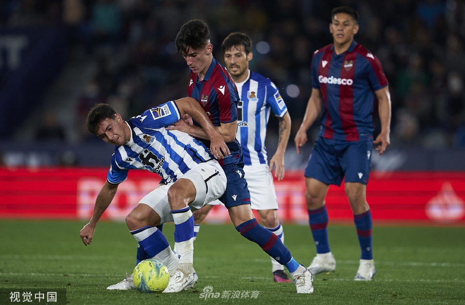 皇家社会球员大卫·席尔瓦头球破门后奔跑庆祝，为球队扳平比分