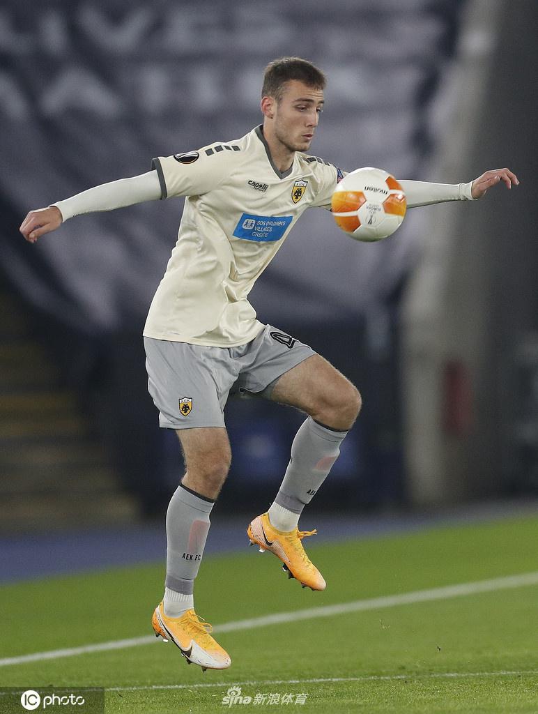 莱斯特城门将舒梅切尔长臂指挥防线，门前镇定自若尽显领袖气质，力保球门不失。