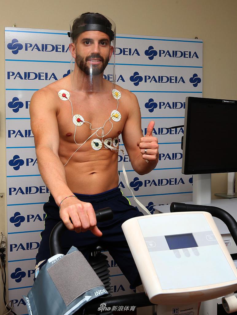 穆萨基奥在福尔梅洛训练基地首次披上拉齐奥训练服，眼神专注地系着鞋带，身后的训练场正是他未来要全力拼搏的战场