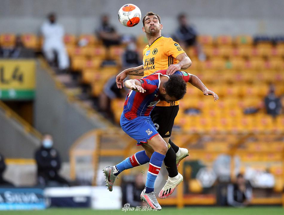 狼队后卫乔尼在接球后冷静转身，用一脚精准的抽射攻破水晶宫球门，完成了他个人将近两年来在莫利纽克斯的首个进球，队友们正朝他奔去。