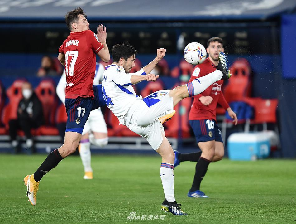 鲁文·加西亚在左路衔枚疾走，眼神坚定地观察着队友的跑位，他即将送出的传中，是奥萨苏纳撕开埃瓦尔密集防守的锋利剪刀。