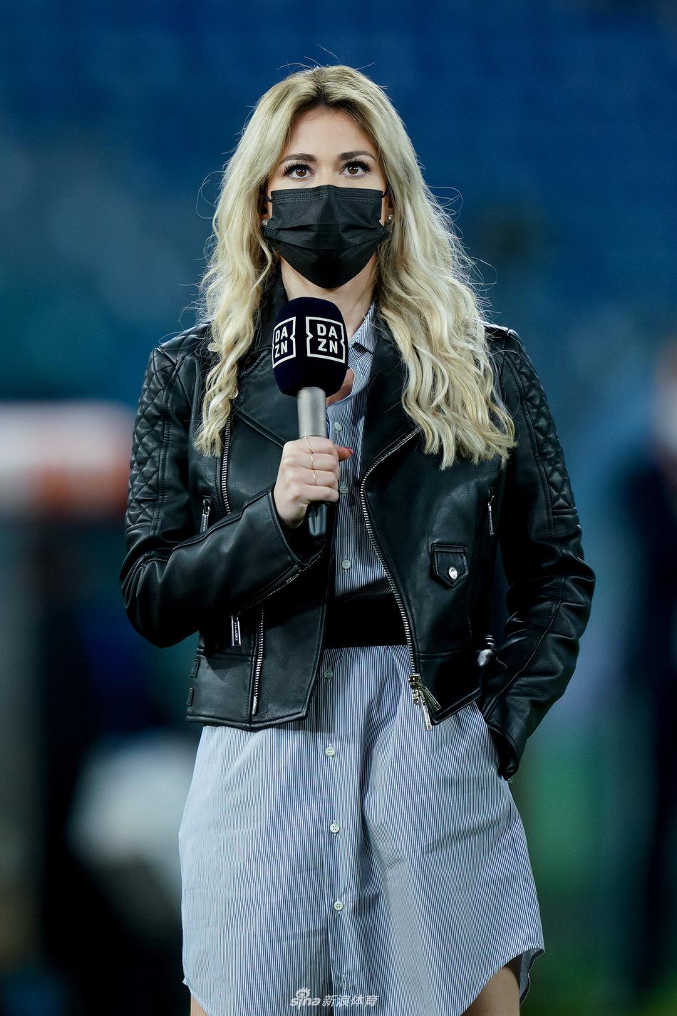 莱奥塔在赛后留下了一张美丽的侧身照，高挑的身材和精致的妆容，让她成为场边一道最亮丽的风景线。