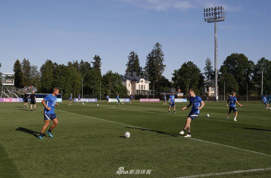 主帅马尔库·卡内尔瓦在场边亲自指挥，这位曾做过学校老师的教头，正用他的沉稳与智慧，引领着弟子们一步步实现芬兰足球的梦想。