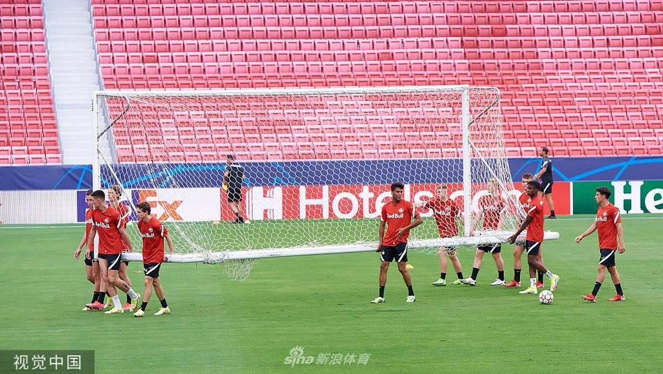 夕阳的余晖洒在空旷的球场看台上，仿佛金色的战袍披挂于此。刚刚结束训练的萨尔茨堡红牛将士们已经离去，但草皮上留下的深深浅浅的痕迹，仿佛在低语：一场属于青年军的战斗，即将在这片神圣的绿茵上打响。