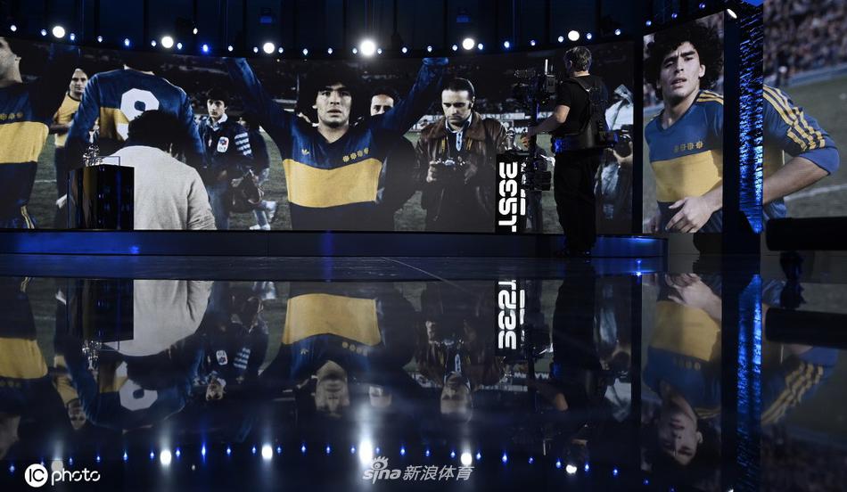 随着纪念视频的播放，台下的足坛巨星们神情肃穆，波兰前锋莱万多夫斯基（左）与葡萄牙球星C罗（右）表情凝重，他们与在场的所有人一同沉浸在对球王的无尽追思之中。