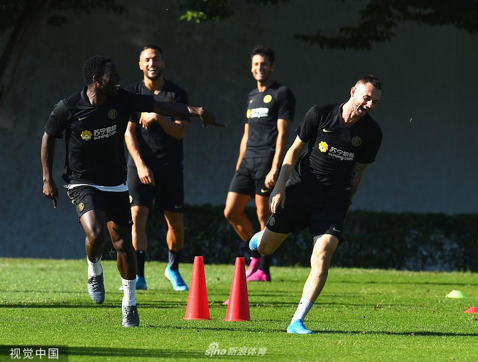 烈日当空，阿根廷前锋劳塔罗马丁内斯在对抗中咬牙发力，额头上豆大的汗珠折射出训练的艰苦，蓝黑战袍早已湿透紧贴身体