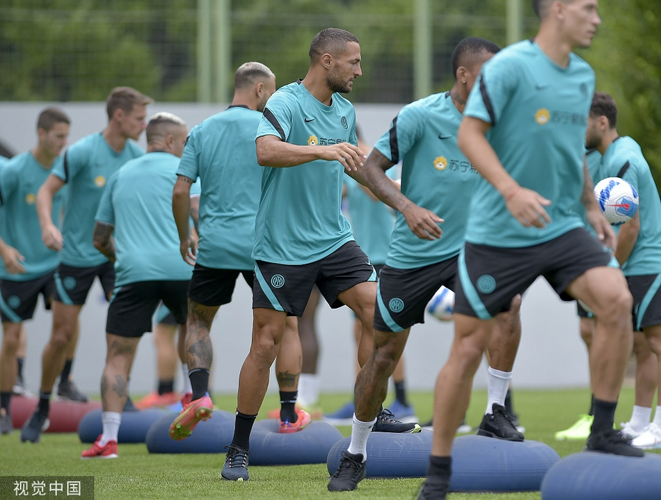 夕阳的余晖洒在阿皮亚诺·詹蒂莱的训练场上，完成一天训练的国米球员们围成一圈相互鼓劲，这团结一心的画面预示着他们将为新赛季的每一场胜利而共同战斗。