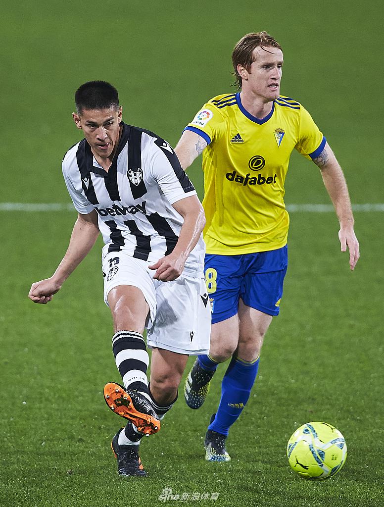 加的斯后卫胡安-卡拉在防守中全力争顶，面部肌肉紧绷，展现铁血防守