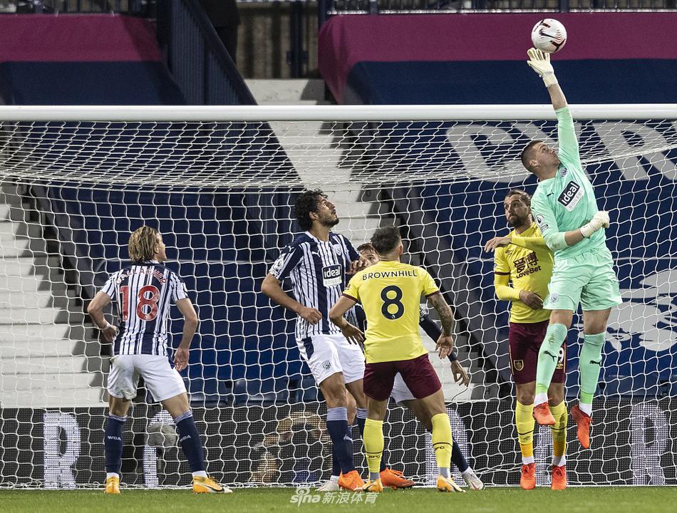 伯恩利门将飞身单掌托出必进球，力保城门不失瞬间，背景是懊悔的西布朗攻击手