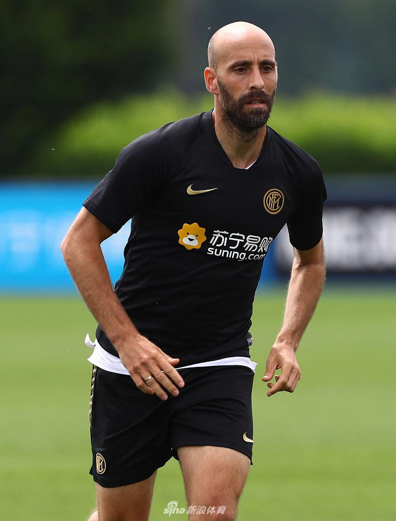 布罗佐维奇在控球训练中眼神专注，仿佛将足球黏在脚下，随时准备送出手术刀般的传球