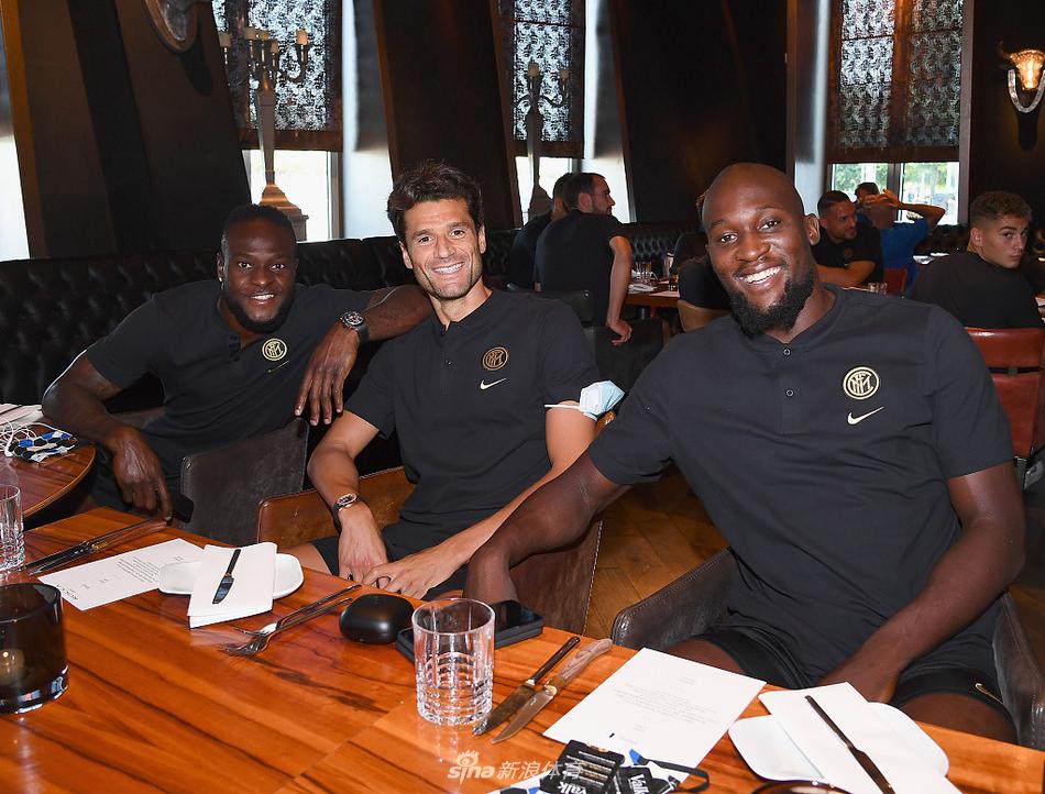 孔蒂在聚餐中神情专注地聆听队友交谈，眼中透露出对半决赛战术的思考
