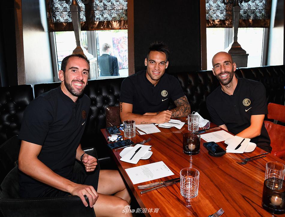 聚餐全景展现国米大家庭的温馨氛围，球员们放松谈笑却难掩比赛前的专注