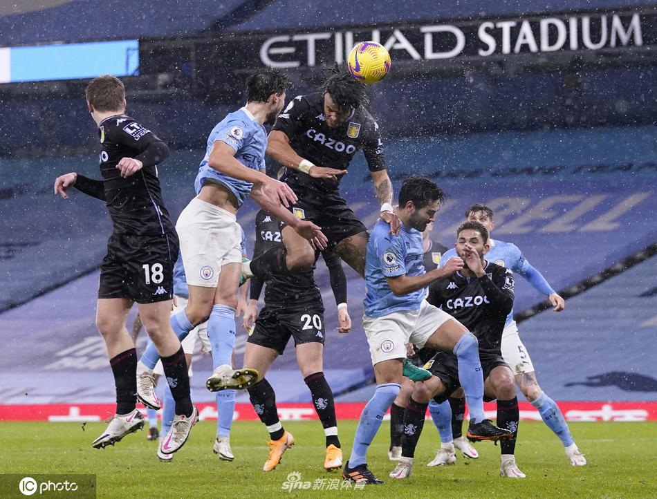 B席禁区弧顶闪开角度拔脚怒射，皮如流星般直挂死角，全场目光追随这道美丽的弧线