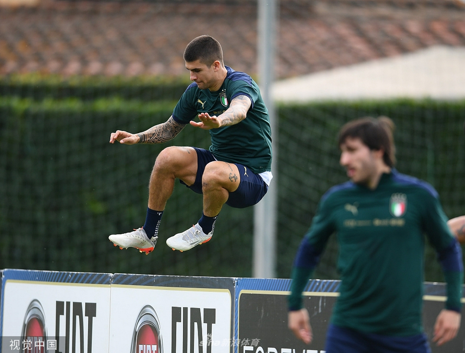 完成了高强度训练后，小基耶萨在场边稍作休整，他眼神深邃地望向远方，仿佛在眺望卡塔尔的赛场，那件被汗水浸透的球衣见证了他为重返世界杯舞台付出的每一分努力。