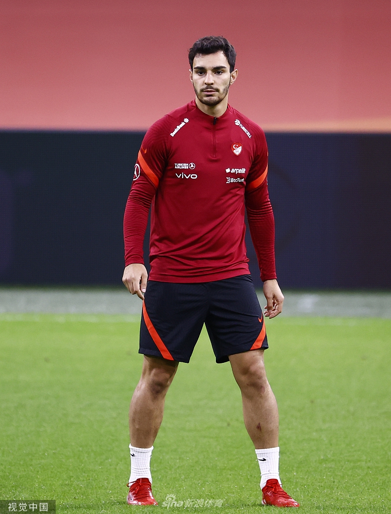 伊尔马兹在训练间隙大口喝水，汗水浸湿了战袍，身体的疲惫掩盖不住他眼中燃烧的斗志，这位老将依然是锋线上最锋利的尖刀。