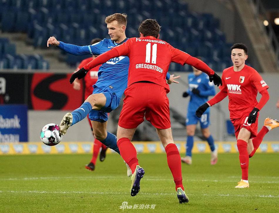 格里利奇在无人盯防的情况下高高跃起，他的眼神如猎鹰般锐利，一记势大力沉的头槌攻门，瞬间点燃了霍芬海姆的进攻火焰。