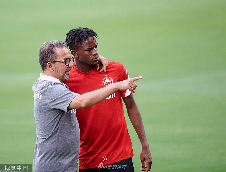 主教练在场边双手拢嘴，大声地向场内弟子们传递着战术指令，他的身影与远处湛蓝的天空构成一幅画卷。训练场上，球员们坚毅的神情仿佛在诉说着：在欧冠的舞台上，年轻没有失败，唯有勇往直前的斗志。