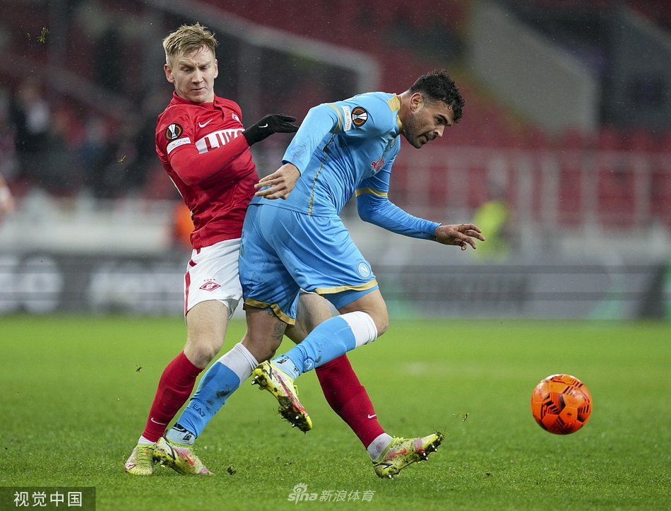 莫斯科斯巴达克球员们在冰天雪地中紧紧相拥，他们呼出的白气在聚光灯下交织，这一刻，寒冷仿佛化作了他们庆祝胜利最独特的烟火。