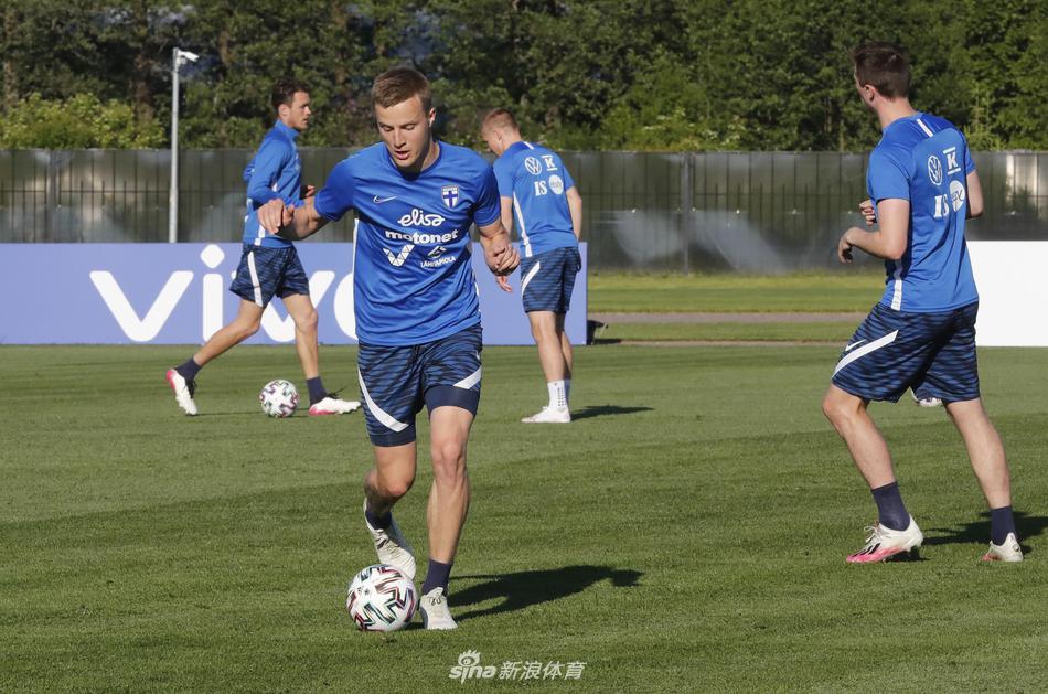 球员们进行高强度的分组对抗，场上的拼抢异常激烈，这堂训练课的质量完全对标正式比赛，展现了芬兰人对于首秀的无比重视。